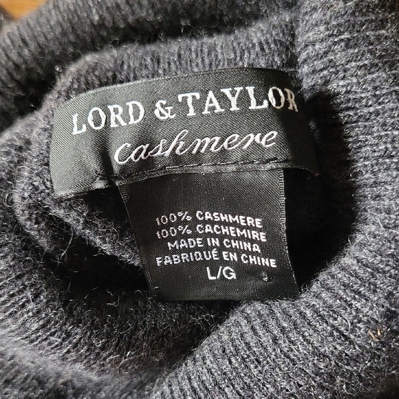 Luxurious Cashmere Turtleneck Sweater - Picture 2 of 2